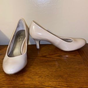Nude pumps size 5.5
